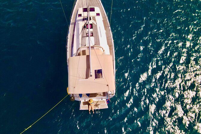 Christmas Cove and Pizza Pi Happy Hour Sail Tour - The Big Value: Drinks and Pizza Built Into the Plan
