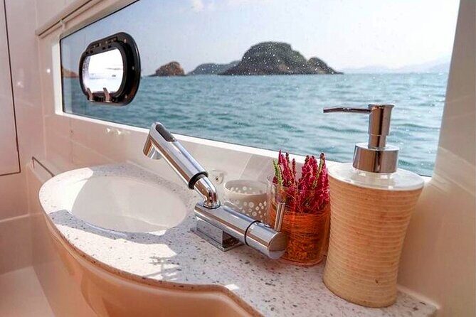 Luxury Catamaran Champagne Sunset Cruise - The main act: cruising Water and Hassel Islands before the toast