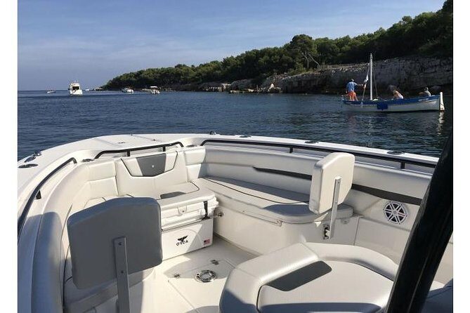 USVI Private Boat Charters - New, Fast Powerboats for Half and Full Day - MV Aquarius (2019 Wellcraft): the practical perks onboard